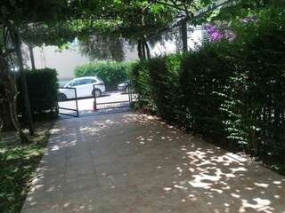 Шале Holiday Apartment Budva with garden Будва Шале с 3 спальнями-21